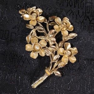 Vintage CORO 1950s SIGNED Gold Tone FLORAL BOUQUET w/Pearls BROOCH/PIN EUC 2.5"